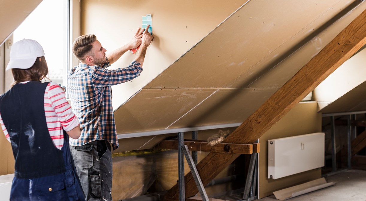 Junges Paar saniert sein neues Zuhause.